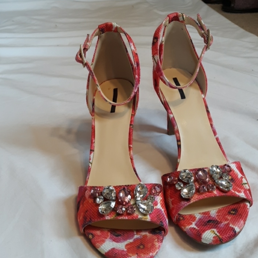 Jewel Gem 9.5 . Heels Claiborne View 3